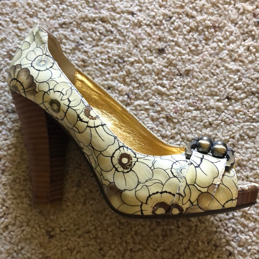 Adorable Naughty Monkey heels from The Buckle - Picture 7 of 11